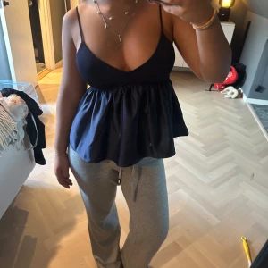 Söt topp  - Söt topp från zara, litet hål som man ser på bild 2 där av priset🥰