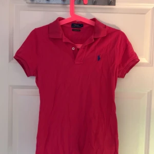 Polo Ralph Lauren piké tröja - Fin mörk rosa piké. Aldrig använt, säljer den för att den inte används. 