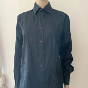 Dressmann finskjorta svart skjorta slim fit - Inget att anmärka på 