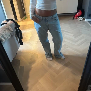 Low arrow weekday jeans❤️‍🔥❤️‍🔥 - Säljer dessa snygga jeansen då dom är snäppet förstora för mig,, W 30 L30🩵🩵🩵