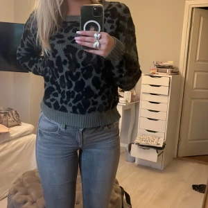 Grön leopard tröja  - Mysig tröja i grön❤️väldigt skön och prisvärd. Storlek 36