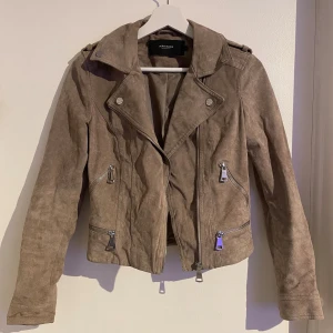 Beige mockajacka - Perfekt jacka till vår och höst Använd fåtal gånger med inga felaktigheter