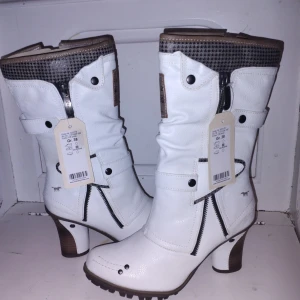 Mustang Stövel - Fodrad - Supersnygga - Storlek 38 - HELT NYA - Fodrad vinterstövel från Mustang  Helt Nya, suoersnygga perfekt till hösten/vintern storlek 38 