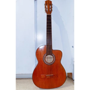 Gitarr - Perfekt för nybörjare! Gitarren levereras med ett praktiskt fodral för enkel transport och skydd. Den är sparsamt använd och i mycket gott skick.Längd: 100 cm. Pris:350kr. Finns för upphämtning i Stockholm, Skärholmen, Solna, Farsta. Endast swish.