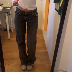 Jeans  - Baggy jeans från Zara, storlek 34