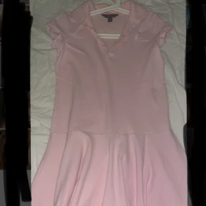 Polo Raulph Lauren tennis klänning  - Jag är 157cm och ganska kurvig i den här klänningen nu, men klänningen funkar på alla kroppstyper!!!  Söt, sexig och sportig. Värd runt 1000 lappen.  Står att storleken är 12-14 haha(jag är 17) , skulle säga att storleken är xs/s   