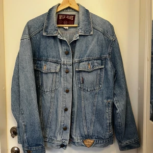 Vintage jeansjacka - Vintage jeansejacka, använd några få gånger. Storlek M. 