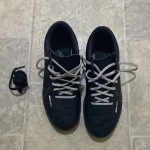 Nike fotbollsskor - Nike fotbollsskor för endast 200kr. Det går inte att köra med dem på gräs bara inomhus. Det kan vara bra att ha till exempel på idrotten. Jag har ändrat snören till den vita men man kan ändra till vilken färg som helst. 