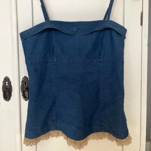 Denim topp - Superfin topp i jeans tyg, axelbanden är avtagbara så kan även användas som en bandeau topp :) köpt second hand och står ingen storlek men skulle säga s-m