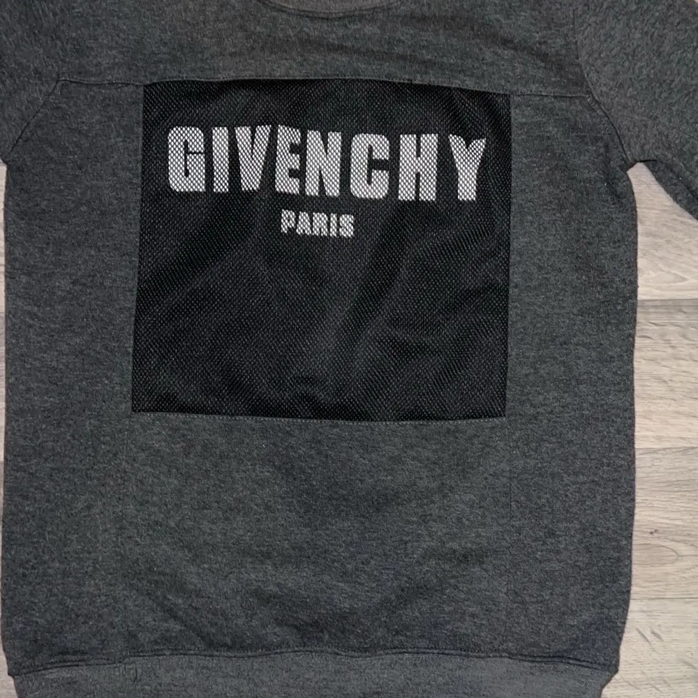 En äkta givenchy paris swaeter som är i storlek s skick 9 av 10 använder inte längre pga den inte passar mig längre pris kan diskuteras . Hoodies.