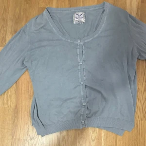 Grå kofta  - Säljer en super fin och bekväm grå kofta! Sparsamt använd. Funkar perfekt till allt. Vet inte riktigt vilken storlek men passar mig som brukar ha s/m bra! 