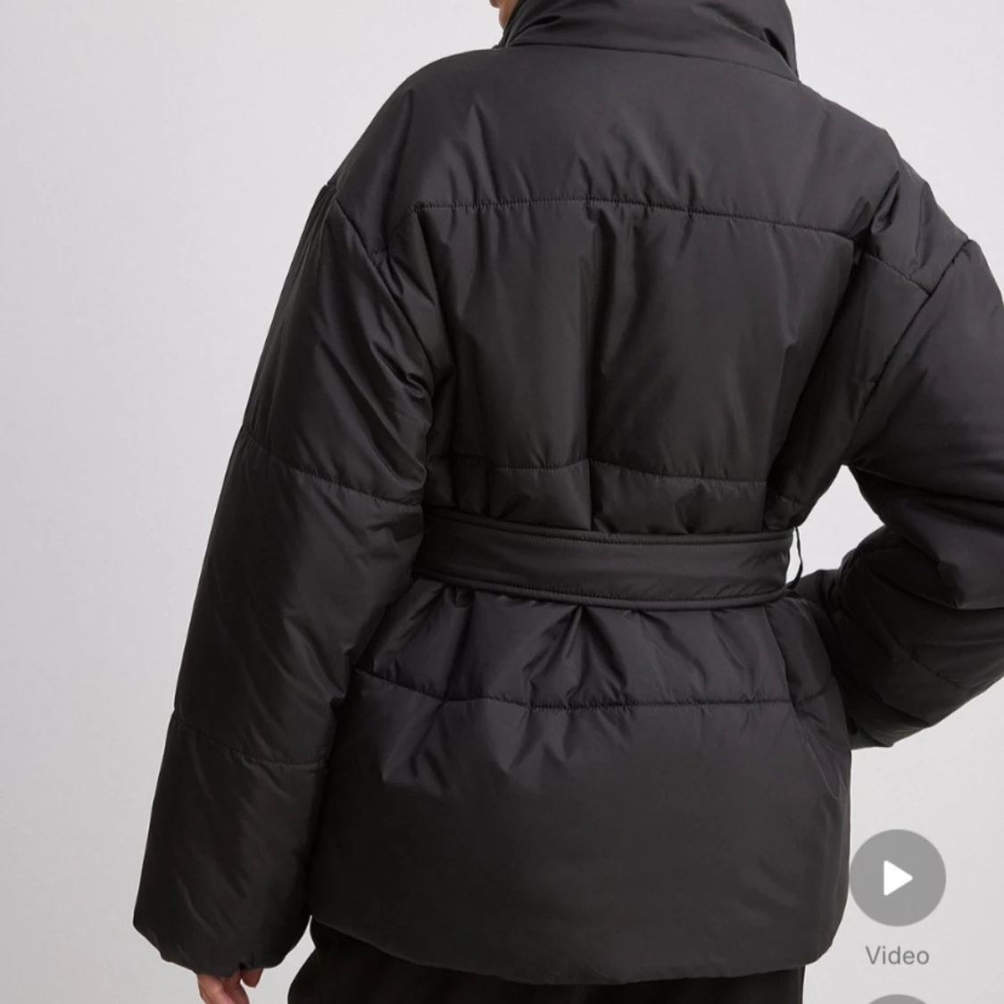 Kort svart vaderad  jacka med rep  - 90