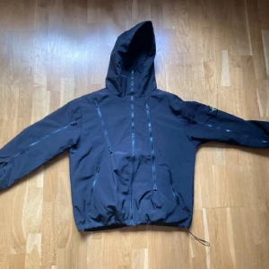 Stone Island Windbreaker - Storlek L. Nyskick. Billigt då jag är i behov av pengar.