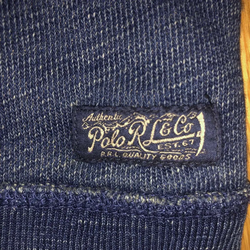 Stickad Ralph Lauren tröja i bra skick! Pris kan diskuteras vid bra affär.. Tröjor & Koftor.