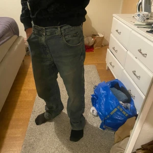 Lösa finfärg jeans - Baggy jeans me fin wash, bra skick