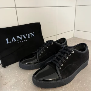 Lanvin skor - Tja säljer dessa mörkblåa  lanvins i storlek 43 eftersom de sitter lite för stora på mig. Men de är i bra skick och de bara höra av sig om funderingar. Ingår också en dustbag.
