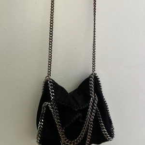 stella mccartney - Köpt begangnad och har tyvär tappat bort äkthets beviset där av priset. Kedjan har rostat lite men inget man tänker på i verkligheten efter som att större delen av kedjan ser bra ut. 