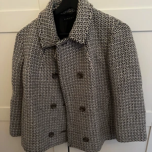 Jacka - Såååå fin jacka med trekvartsärm. Så fint tyg/material. Perfekt till hösten🍂🍂