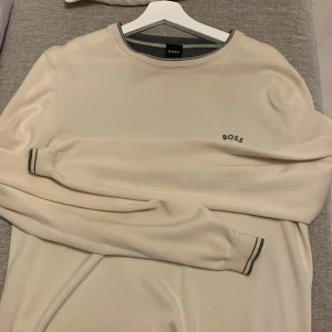 Hugo Boss Tröja beige/cream  - S passar som M riktigt schysst skick, som ny.
