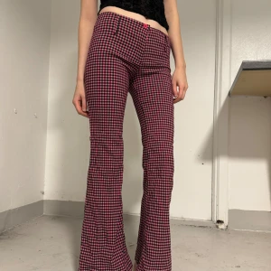 Rutiga tygbyxor - Coola lågmidjade bootcutbyxor i lite strechigt material. Jag är 172cm💓🖤