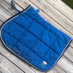 Kingsland Schabrak  - Hoppschabrak ifrån Kingsland, storlek Full. Snabbtorkande undersida.  Använt men i fint skick, helt och rent. 