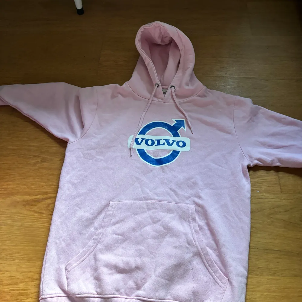 Super snygg och super skön  ” FUCK YOU I DRIVE A VOLVO” tröja . Hoodies.