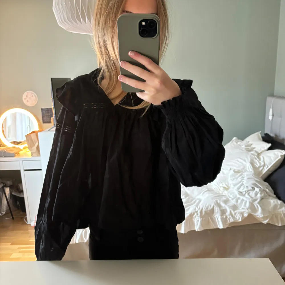En svart tunn blus från Gina trico i storlek 146-152 ALDRIG använd. Puserot.