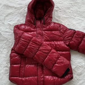 Superdry vinterjacka - Jackan är helt ny (oanvänd) prislappen är kvar, säljer pågrund av att den är för stor för mig. Det är i storleken 40 passar någon med storlek M skulle jag säga. Jag köpte jackan för 1500kr.