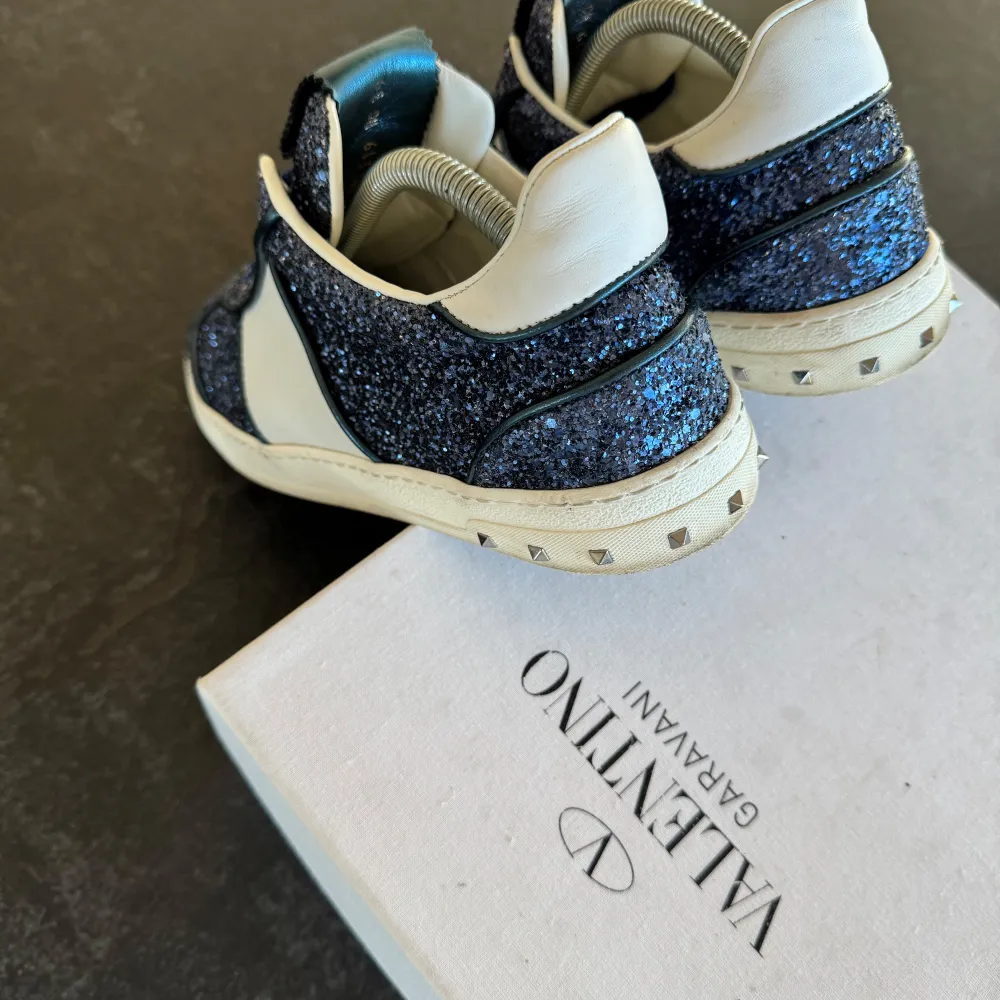 Valentino Flycrew sneakers | Jättefint skick, med alla nitar kvar | Sitter 0,5 storlek större | Nypris: 6499 kr | Ingår: Valentino dustbag | Frakt spårbart via Postnord eller Instabox, där köparen betalar | Tveka inte att höra av dig vid frågor📩. Skor.