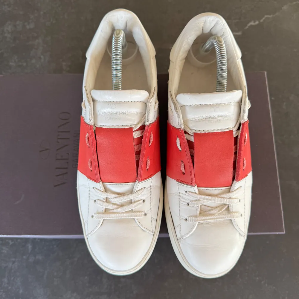 Valentino Open sneakers | Utmärkt skick | Sitter 0,5 storlek större | Nypris: 6499 kr | Ingår: Valentino dustbag | Frakt spårbart via Postnord eller Instabox, där köparen betalar | Tveka inte att höra av dig vid frågor📩. Skor.