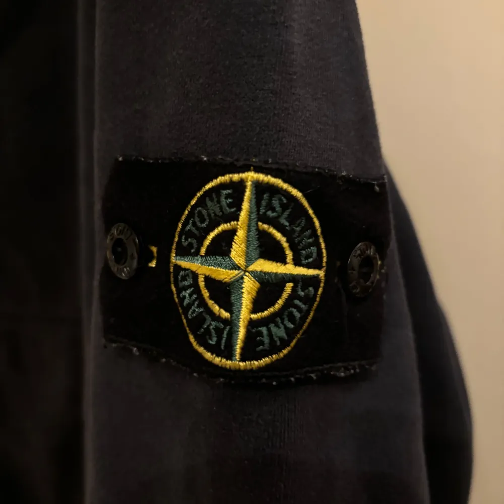 Marinblå Stone island zip tröja Skick 6/10, solblekt. Storlek M, passar även S.. Hoodies.