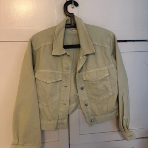 Jeansjacka  - Jättefin grön jeansjacka från gina oanvänd 