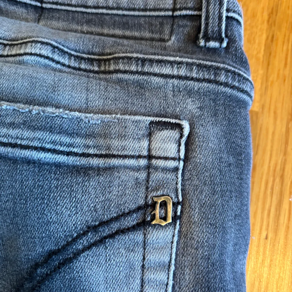 Dondup jeans modell: George, använt skick men dom flesta slitningar ska vara där. Storlek 31 men passar 30 ,29. Jeans & Byxor.