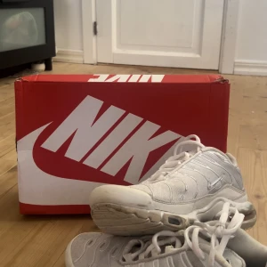 Nike Tns - Säljer dessa vita\silver tns till ett rkt bra pris. Dem är i bra skick. Kontakta vid minsta lilla fråga