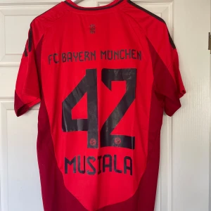 Musiala Bayern fotbollströja  - Helt ny reprint fotbollströja av Bayern med Musiala på rygg. Storlek Medium 