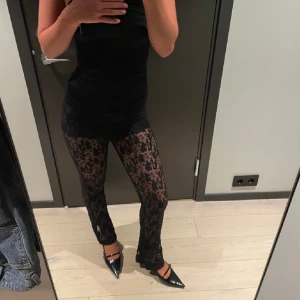 Spetsbyxor - Säljer vidare dessa svarta spetsbyxor. Köpte dom av en tjej på plick men dom var för små (lånade bilder)☺️💕