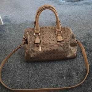 Guess väska - Säljer en väska från Guess super fin och modern! Priset kan diskuteras den är som ny!