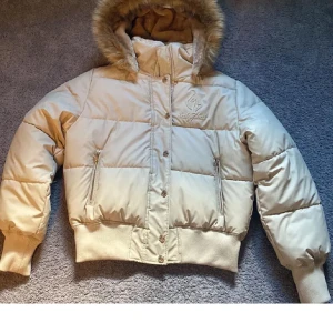 Söker liknande jacka  - Söker en liknande jacka men storlek L och uppåt. Färg spelar ingen roll! 