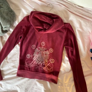 Juicy couture kofta - Jättefin vintage juicy zip up! Jättefint skick. Storlek M men sitter mer som S. ❌Har inga bilder på❌