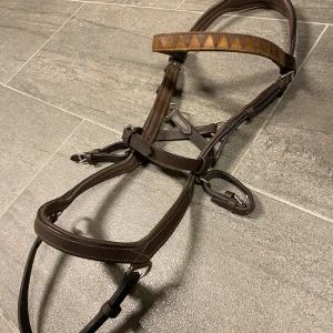 Två märkes träns - Micklem Rambo träns i full, använt 2 gånger ( originalpannbandet kommer med ,  ej det på bilden) nypris= 1700, mitt pris 1100  Hööks x carl Hedin kombinations träns även det nästan oanvänt. Nypris 1600, mitt pris 1100  Går att förhandla pris 