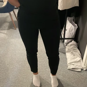Svarta Chinos - Svarta chinos från Hm i Strl 40. Aldrig använda. 