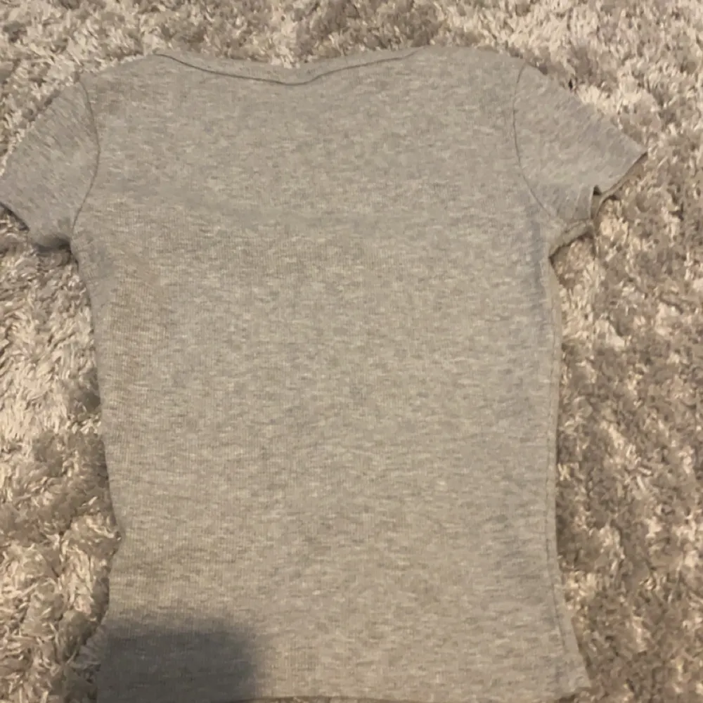 Fin t-shirt men knappar i mitten(finns på bild) har använt den 1 gång. Det är i mycket bra skick, knappare går att knäppa upp.🥰. T-shirts.