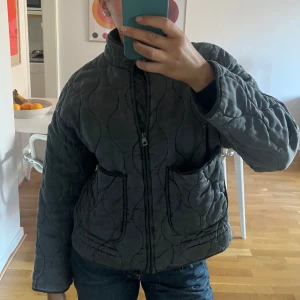 Zara jacka  - Bra skick, några noppror men det borde gå att ta bort! 🩷