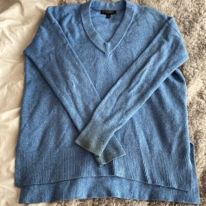 Banana Republic stickad tröja - Perfekt till hösten/ vintern! Bekväm och varm. Den är knappt använd så det finns inga noppror💙