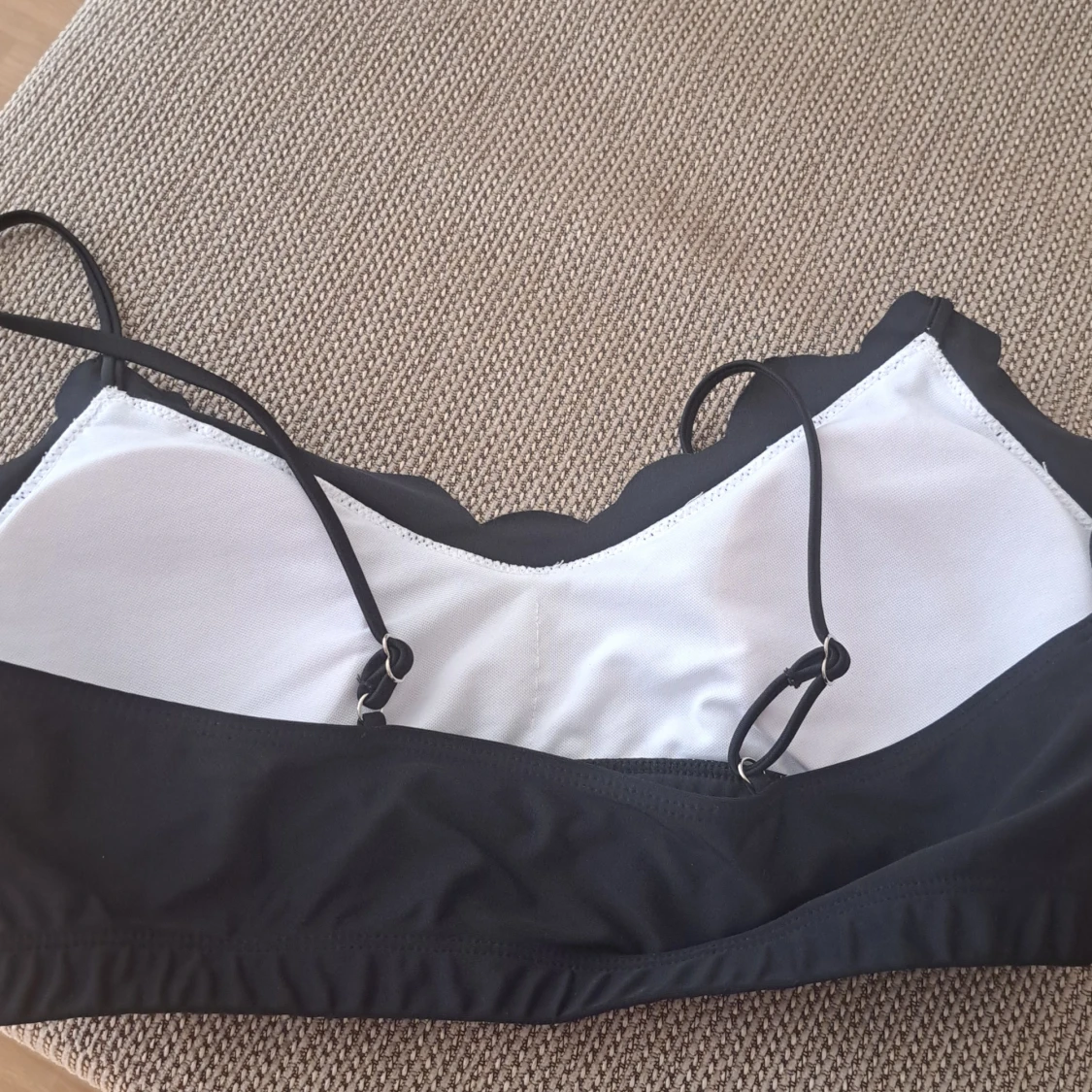 Svart bikiniöverdel med volangdetaljer - 90