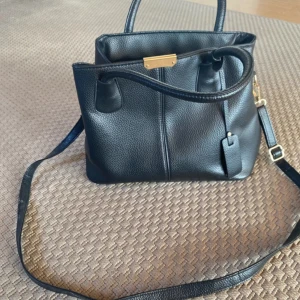 handväska - fin handväska som rymmer mycket!