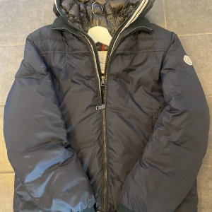 Moncler Jacka -  En moncler jacka i storlek 3 m. Skick 10 av 10 använd 3 gånger. Nypris 13 999, köpt ny. Pris är inte hugget i sten. Det går att pruta. Perfekt inför höst och vinter. Steal. Bara att skriva ifall de finns frågor! 