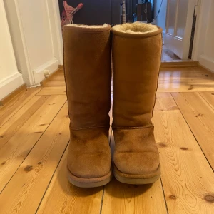 Uggs  - Höga uggs, använda vilket syns på bilden! Nypris 3499kr. Storlek 38