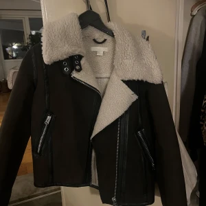 Läder imitation jacka - Strl 34, liten passform men bekväm när den väl är på. Brun/mörkgrön färg. Kp för mer info/ bättre bilder. Pris kan diskuteras 