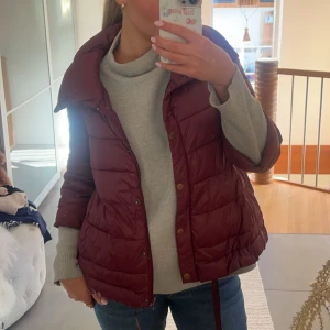 Trekvartsärmad jacka, herno liknande - Intressekoll på min trekvartsärmade jacka i bra skick, finns lite slitage på knapparna och dragkedja men inget märkvärdigt, annars är jackan i sig mycket bra skick. Den är vinröd ❤️